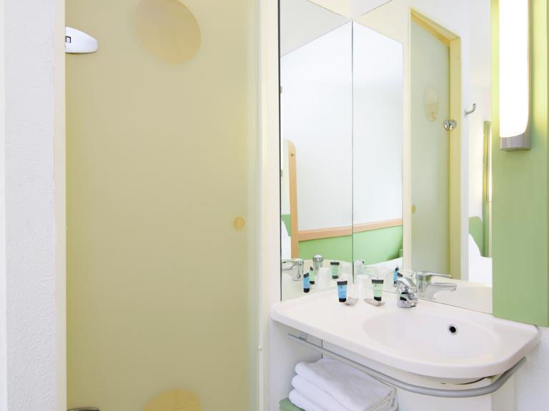 ibis budget Lyon Gerland - Hôtel, 1 Boulevard Jules ...