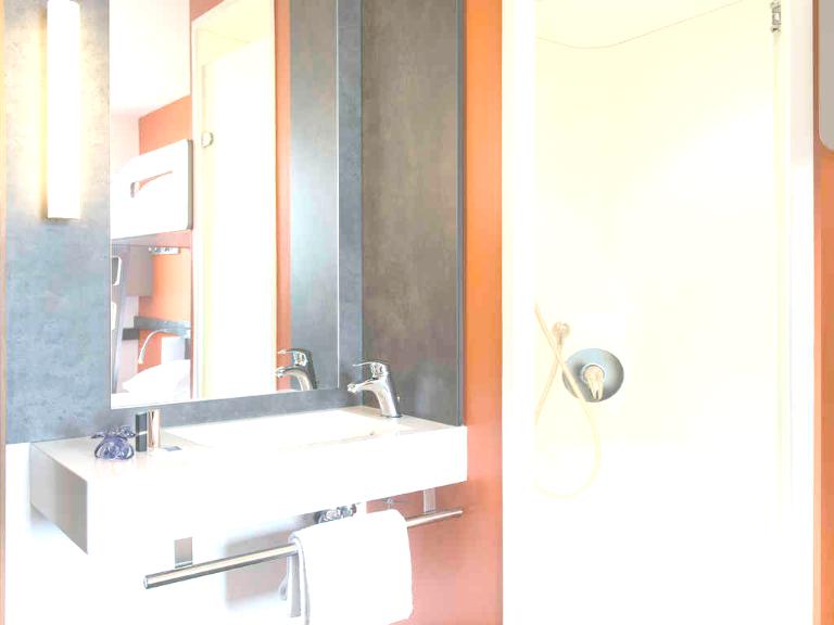 ibis budget Aéroport Lyon-Saint-Exupéry - Hôtel, 60 Rue du ...