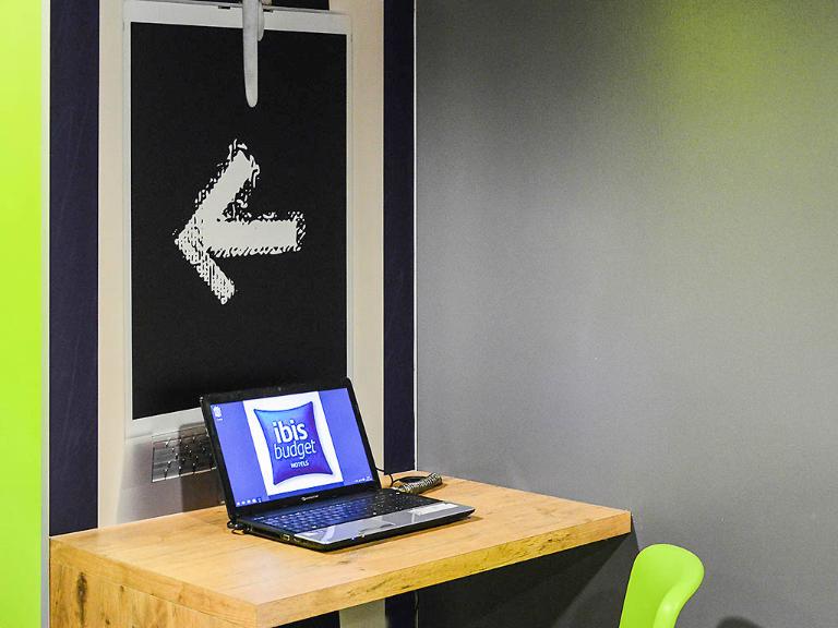 ibis budget Cholet Centre - Hôtel, 27 29 Rue des Vieux ...