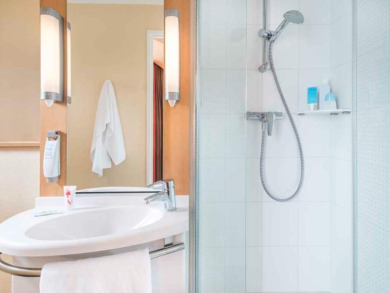 ibis Nantes Centre Tour Bretagne - Hôtel, 19 Rue Jean ...